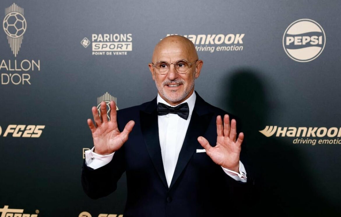 Luis de la Fuente remporte le trophée Cruyff du meilleur entraîneur de la saison, devançant son compatriote Luis Enrique, pourtant vainqueur de la Ligue des champions avec le Paris Saint-Germain.
