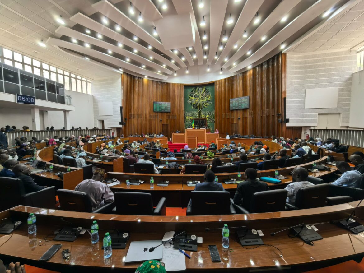 La commission des finances et du contrôle budgétaire de l’Assemblée nationale a rejeté le projet de loi de finances rectificative (LFR) 2026. La commission rejette ainsi la LFR 2026, alors que députés et gouvernement restent en désaccord sur les choix budgétaires et les priorités financières de l’État. En effet, la LFR 2026 rejetée en commission : la condition de Sonko sur les fonds politiques devient un sujet central des débats.